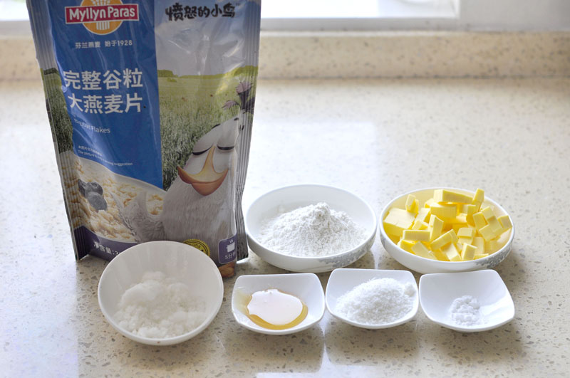 這款燕麥椰蓉餅干口感非常酥脆，剛剛烤好時(shí)廚房里迷漫著燕麥片的香味，嘗一次就會(huì)愛(ài)上它?？梢杂脕?lái)給孩子當(dāng)零食，配上一杯咖啡或茶當(dāng)下午茶點(diǎn)心，外出旅行攜帶，補(bǔ)充能量等。燕麥片的加入使其更加的營(yíng)養(yǎng)，而且口感上也更加的酥脆。配方中的砂糖量可以按個(gè)人喜好稍減。 1、原料備用。 2、黃油隔水融化，晾涼后加入糖漿攪拌均勻。 3、熱水沖泡蘇打粉，然后倒入黃油糖漿中。 4、Myllyn Paras完整谷粒大燕麥片65克，椰蓉10克、低筋面粉45克、砂糖40克倒入大碗中。 5、用打蛋器攪拌均勻。 6、融和的液體加入做法4中。 7、用勺子拌均勻。 8、取10克放在手中揉圓。 9、然后按扁成4厘米左右的圓片放入烤盤(pán)中。 10、放入預(yù)熱160度的烤箱，中層。 11、烤15分鐘左右，成粽黃色。 12、取出后晾涼即可食用。