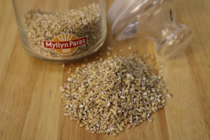 STEAMED, CUT AND CRUSHED OATS